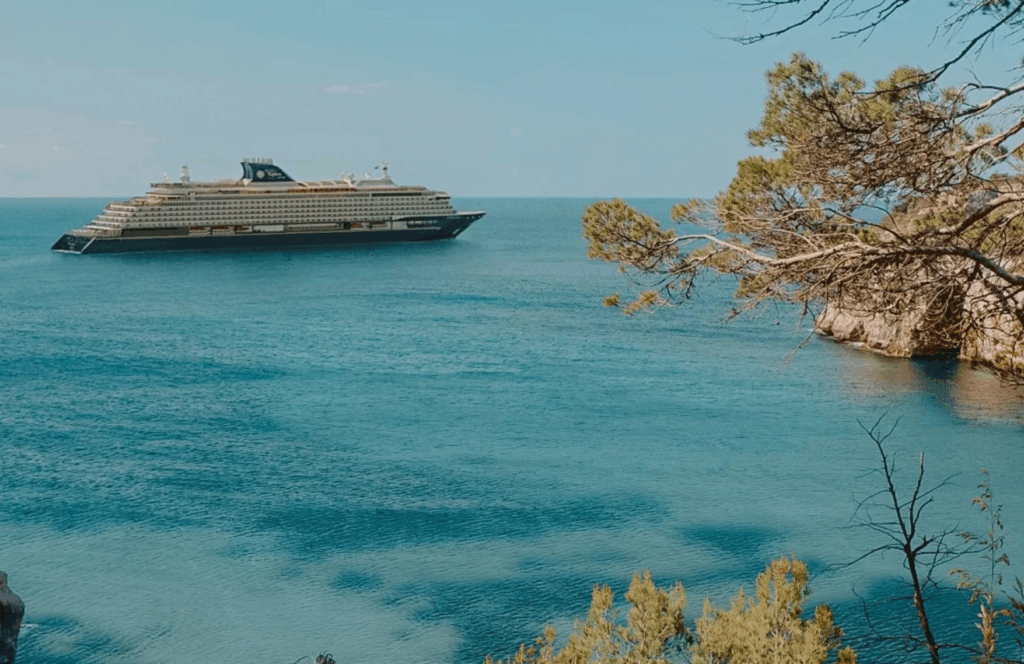 Lon Retreat & Spa. Where the Land Meets the Sea.